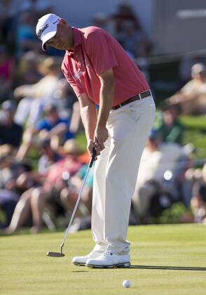 SCOTTSDALE, AZ - FEBRUARY 01: Bill Haas putts on the 18th green during the Waste Management Phoenix Open on February 1, 2017 at TPC Scottsdale in Scottsdale, AZ(Photo by Adam Bow Icon Sportswire) GOLF: FEB 01 PGA Golf Herren - Waste Management Phoenix Open Icon1802010889 EDITORIAL USE ONLY