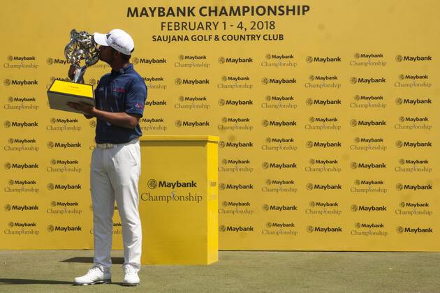 February 4, 2018 - Shah Alam, Kuala Lumpur, Malaysia - Shubhankar Sharma pro golf player from India seen kissing his Maybank Championship trophy after he won by the score of 21 under 267 during day four...The Maybank Championship 2018 golf event is being hosted on 1st to 4th February 2018 at Saujana Golf & Country Club. Maybank prize ceremony - ZUMAs197 81793026st Copyright: xFarisxHadziqx xSopaxImagesx