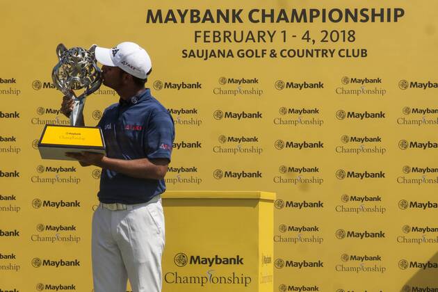 February 4, 2018 - Shah Alam, Kuala Lumpur, Malaysia - Shubhankar Sharma pro golf player from India seen kissing his Maybank Championship trophy after he won by the score of 21 under 267 during day four...The Maybank Championship 2018 golf event is being hosted on 1st to 4th February 2018 at Saujana Golf & Country Club. Maybank prize ceremony - ZUMAs197 81793027st Copyright: xFarisxHadziqx xSopaxImagesx