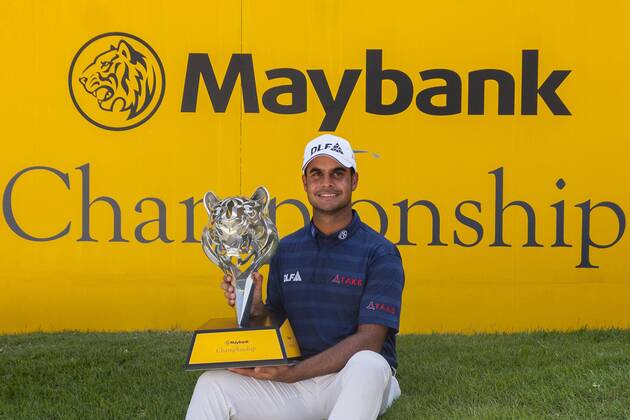 Bilder des Tages - SPORT February 4, 2018 - Shah Alam, Kuala Lumpur, Malaysia - Shubhankar Sharma pro golf player from India poses with the Maybank Championship trophy after he won by the score of 21 under 267 during day four...The Maybank Championship 2018 golf event is being hosted on 1st to 4th February 2018 at Saujana Golf & Country Club. Maybank prize ceremony - ZUMAs197 81793032st Copyright: xFarisxHadziqx xSopaxImagesx