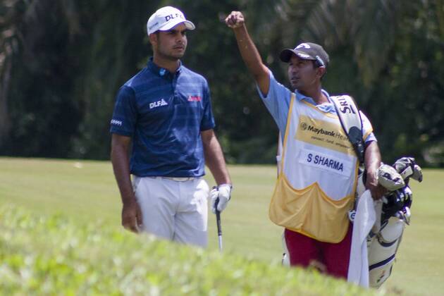 February 4, 2018 - Shah Alam, Kuala Lumpur, Malaysia - Shubhankar Sharma is seen with his caddie while they testing the direction of the wind on the last day of Maybank Championship 2018...The Maybank Championship 2018 golf event is being hosted on 1st to 4th February at Saujana Golf & Country Club. KL: Maybank championship last day - ZUMAs197 81794901st Copyright: xFarisxHadziqx xSopaxImagesx