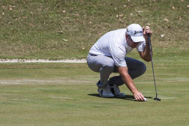 February 4, 2018 - Shah Alam, Kuala Lumpur, Malaysia - Ryan Fox is seen putting his ball at hole 16 on the last day of Maybank Championship 2018...The Maybank Championship 2018 golf event is being hosted on 1st to 4th February at Saujana Golf & Country Club. KL: Maybank championship last day - ZUMAs197 81794953st Copyright: xFarisxHadziqx xSopaxImagesx