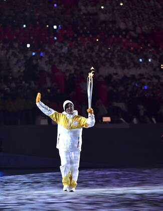 (180209) -- PYEONGCHANG, Feb. 9, 2018 -- Torchbearer Chun Lee-kyung of South Korea holds the Olympic torch during the opening ceremony of the 2018 PyeongChang Winter Olympic Games Olympische Spiele Olympia OS at PyeongChang Olympic Stadium in PyeongChang, South Korea, Feb. 9, 2018. ) (SP)OLY-SOUTH KOREA-PYEONGCHANG-OPENING CEREMONY LuixSiuxWai 
