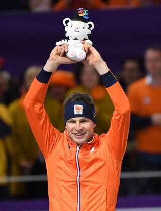 (180211) -- PYEONGCHANG, Feb. 11, 2018 -- Sven Kramer of the Netherlands celebrates during the venue ceremony after men s 5000m event of Speed skating Eisschnelllauf at 2018 PyeongChang Winter Olympic Games Olympische Spiele Olympia OS at Gangneung Oval, Gangneung, South Korea, Feb. 11, 2018. Sven Kramer claimed the title in a time of 6:09.76 and set a new Olympic record. ) (SP)OLY-SOUTH KOREA-PYEONGCHANG-SPEED SKATING-MEN S 5000M JuxHuanzong 