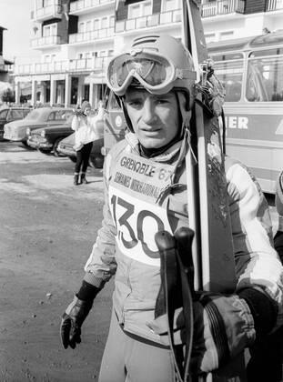 16 02 1967 international ski week in Grenoble of the later triple Olympic champion Jean Claude Killy France with ski in the city HM