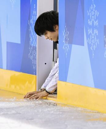 Olympia-Bilder des Tages - SPORT Pyeongchang Olympics Yuzuru Hanyu of Japan touches the rink after practice in Gangneung, South Korea, on Feb. 14, 2018, ahead of the men s single Figure skating Eiskunstlauf event Feb. 16-17 at the Pyeongchang Winter Olympics. 