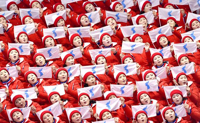 Olympia-Bilder des Tages - SPORT Pyeongchang Olympics North Korean cheerleaders hold the Korean unification flag prior to the pair Figure skating Eiskunstlauf competition at the Pyeongchang Winter Olympics in Gangneung, South Korea on Feb. 15, 2018. 