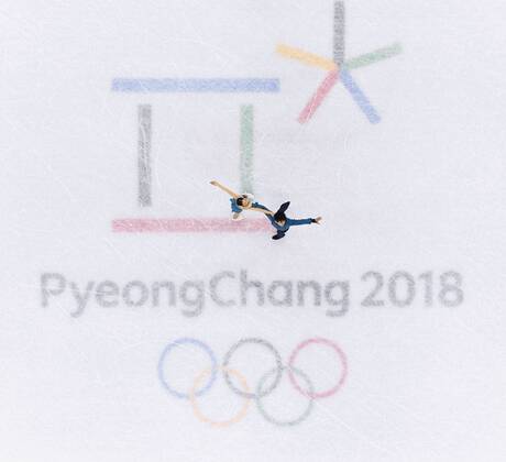 Olympia-Bilder des Tages - SPORT Pyeongchang Olympics Japanese Figure skating Eiskunstlauf pair Miu Suzaki (L) and Ryuichi Kihara perform in the short program in Gangneung, South Korea, at the Pyeongchang Winter Olympics on Feb. 14, 2018. 