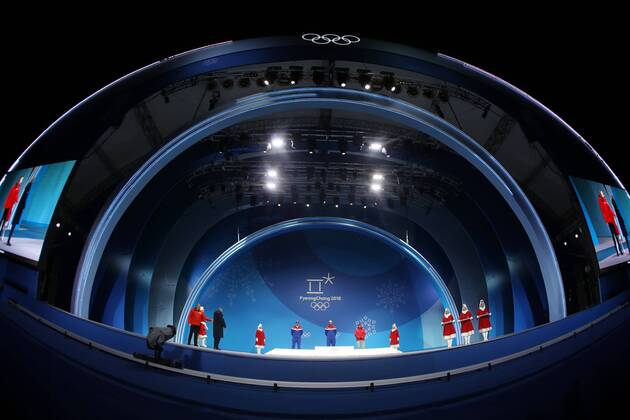 Olympia-Bilder des Tages - SPORT OLYMPICS - 2018 Winter Olympics PYEONGCHANG,SOUTH KOREA,15.FEB.18 - OLYMPICS, ALPINE SKIING - Olympic Winter games Winterspiele Spiele Summer games PyeongChang 2018, medal plaza, downhill, men, award ceremony. Image shows Kjetil Jansrud (NOR), Aksel Lund Svindal (NOR) and Beat Feuz (SUI). GEPAxpictures xAndreasxPranter