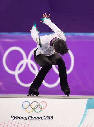Olympia-Bilder des Tages - SPORT February 17, 2018 - Pyeongchang, South Korea - YUZURU HANYU of Japan celebrates on the award stand after his gold medal win in the Mens Figure skating Eiskunstlauf event Saturday, February 17, 2018 at the Gangneung Ice Arena at the Pyeongchang Winter Olympic Games Olympische Spiele Olympia OS , ZUMA Press The Gazette PyeongChang 18: Figure Skating Men - ZUMAr157 20180217_zap_r157_019 Copyright: xMarkxReisx