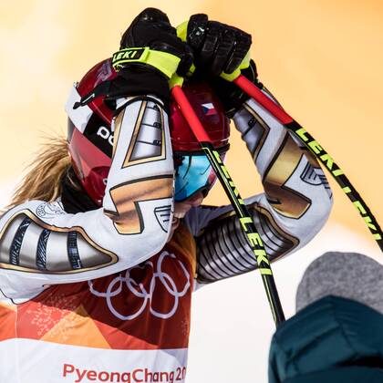 Olympia-Bilder des Tages - SPORT (180217) -- PYEONGCHANG, Feb. 17, 2018 -- Ester Ledecka of the Czech Republic reacts after the ladies super giant slalom of Alpine Skiing at the 2018 PyeongChang Winter Olympic Games Olympische Spiele Olympia OS at Jeongseon Alpine Centre, South Korea, on Feb. 17, 2018. Ester Ledecka won the gold medal in the time of 1:21.11. ) (SP)OLY-SOUTH KOREA-PYEONGCHANG-ALPINE SKIING-LADIES SUPER-G WuxZhuang 