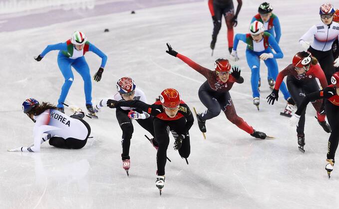 Olympia-Bilder des Tages - SPORT February 20, 2018 - Gangneung, South Korea - Alang Kim (128) of Korea crashes as Chunyu Qu (67) of China leads during the Ladies Short Track Speed skating Eisschnelllauf 3000M relay at the PyeongChang 2018 Winter Olympic Games Olympische Spiele Olympia OS at Gangneung Ice Arena on Tuesday February 20, 2018. PyeongChang 18: Short Track Speed Skating Women s - ZUMAj89_ 20180220_zaf_j89_195 Copyright: xPaulxKitagakixJr.x