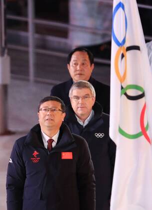 PYEONGCHANG, SOUTH KOREA - FEBRUARY 25, 2018: Beijing Mayor Chen Jining and the President of the International Olympic Committee (IOC), Thomas Bach (L-R) at the closing ceremony of the PyeongChang 2018 Winter Olympic Games Olympische Spiele Olympia OS at Pyeongchang Olympic Stadium. Sergei Bobylev TASS  TS075B3C