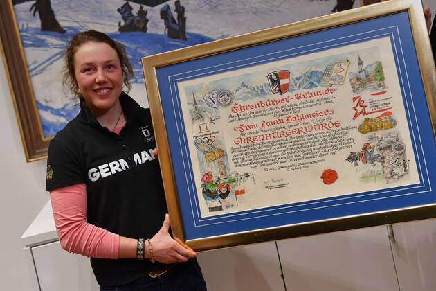 Biathlete Laura DAHLMEIER named honorary citizen of Garmisch Partenkirchen Double Olympic champion Laura DAHLMEIER GER with the honorary certificate of the city of Garmisch Partenkirchen On 02 03 2018 Biathlon