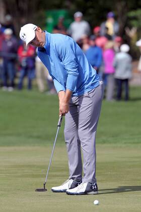 PALM HARBOR, FL - MARCH 08: Jordan Spieth putts on the 8th hole during the first round of the Valspar Championship on March 08, 2018, at Westin Innisbrook-Copperhead Course in Palm Harbor, FL. (Photo by Cliff Welch Icon Sportswire) GOLF: MAR 08 PGA Golf Herren - Valspar Championship Icon3571803080191 EDITORIAL USE ONLY