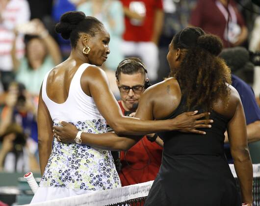 Themen der Woche - SPORT Bilder des Tages - SPORT March 12, 2018 Venus Williams is congratulated by Serena Williams after their match during the BNP Paribas Open at the Indian Wells Tennis Garden in Indian Wells, CA. CSM TENNIS 2018: BNP Paribas Open MAR 12 - ZUMAc04_ 20180312_zaf_c04_180 Copyright: xCharlesxBausx