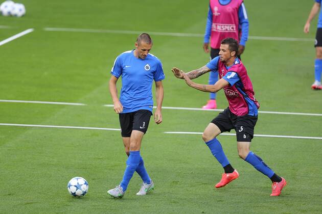- MANCHESTER, UNITED KINGDOM: Club s Timmy Simons and Club s Claudemir Domingues De Souza fight for the ball during a training session of Belgian soccer team Club Brugge KV in Manchester, United Kingdom, Monday 17 August 2015. Tomorrow Club is playing British soccer club Manchester United ManU FC, the first leg game of the play-offs for the UEFA Champions League competition. BRUNOxFAHY x84299614x