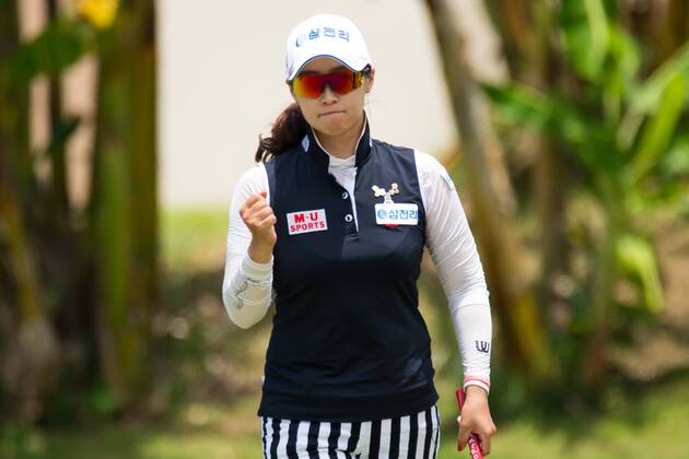 South Korean golfer Hong Ran competes in the Brunei Ladies Open golf tournament during the 2018 China LPGA Golf Damen Tour in Brunei, 19 March 2018. Hong Ran earned her first victory since 2010 on Monday (19 March 2018) when the South Korean golfer won the inaugural Brunei Ladies Open title after going wire-to-wire for a five stroke win. The 31-year-old closed with a bogey-free round of seven-under 64, the same score she posted in the opening round, to finish on 18-under par for the tournament. Her fourth career win was worth KRW140 million (US$130,774). Hong s compatriots Choi Ka-ram (64), Ji Han-sol (66) Han Jin-seon (68) and Jang Eun-soo (68) were equal runners-up at the Empire Hotel and Country Club course. The KRW700 million tournament was sanctioned by the China LPGA Tour, the Brunei Darussalam Golf Association and the LPGA of South Korea Tour (KLPGA). Hong goes wire-to-wire for Brunei win  pbu771107_09