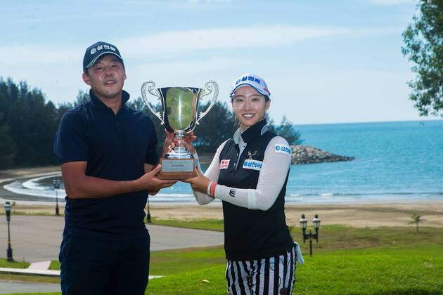 South Korean golfer Hong Ran, right, poses with her trophy after winning the 2018 Brunei Ladies Open golf tournament during the 2018 China LPGA Golf Damen Tour in Brunei, 19 March 2018. Hong goes wire-to-wire for Brunei win  pbu771107_05