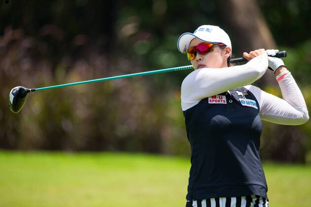 South Korean golfer Hong Ran competes in the Brunei Ladies Open golf tournament during the 2018 China LPGA Golf Damen Tour in Brunei, 19 March 2018. Hong Ran earned her first victory since 2010 on Monday (19 March 2018) when the South Korean golfer won the inaugural Brunei Ladies Open title after going wire-to-wire for a five stroke win. The 31-year-old closed with a bogey-free round of seven-under 64, the same score she posted in the opening round, to finish on 18-under par for the tournament. Her fourth career win was worth KRW140 million (US$130,774). Hong s compatriots Choi Ka-ram (64), Ji Han-sol (66) Han Jin-seon (68) and Jang Eun-soo (68) were equal runners-up at the Empire Hotel and Country Club course. The KRW700 million tournament was sanctioned by the China LPGA Tour, the Brunei Darussalam Golf Association and the LPGA of South Korea Tour (KLPGA). Hong goes wire-to-wire for Brunei win  pbu771107_08