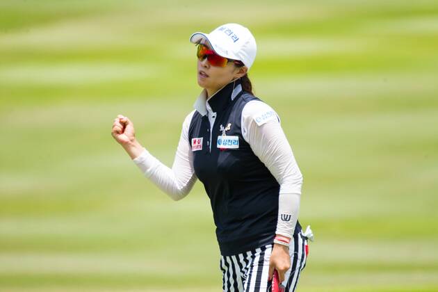 South Korean golfer Hong Ran competes in the Brunei Ladies Open golf tournament during the 2018 China LPGA Golf Damen Tour in Brunei, 19 March 2018. Hong Ran earned her first victory since 2010 on Monday (19 March 2018) when the South Korean golfer won the inaugural Brunei Ladies Open title after going wire-to-wire for a five stroke win. The 31-year-old closed with a bogey-free round of seven-under 64, the same score she posted in the opening round, to finish on 18-under par for the tournament. Her fourth career win was worth KRW140 million (US$130,774). Hong s compatriots Choi Ka-ram (64), Ji Han-sol (66) Han Jin-seon (68) and Jang Eun-soo (68) were equal runners-up at the Empire Hotel and Country Club course. The KRW700 million tournament was sanctioned by the China LPGA Tour, the Brunei Darussalam Golf Association and the LPGA of South Korea Tour (KLPGA). Hong goes wire-to-wire for Brunei win  pbu771107_10