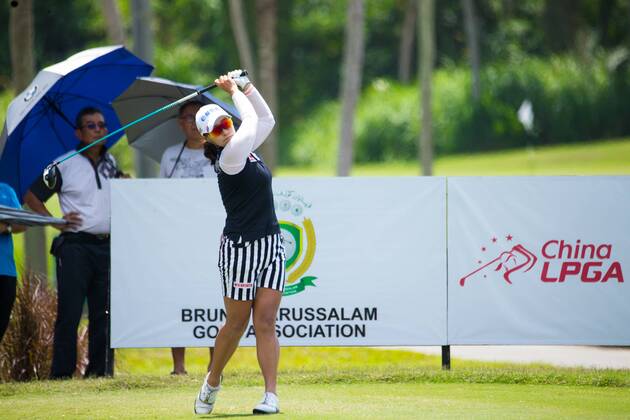 South Korean golfer Hong Ran competes in the Brunei Ladies Open golf tournament during the 2018 China LPGA Golf Damen Tour in Brunei, 19 March 2018. Hong Ran earned her first victory since 2010 on Monday (19 March 2018) when the South Korean golfer won the inaugural Brunei Ladies Open title after going wire-to-wire for a five stroke win. The 31-year-old closed with a bogey-free round of seven-under 64, the same score she posted in the opening round, to finish on 18-under par for the tournament. Her fourth career win was worth KRW140 million (US$130,774). Hong s compatriots Choi Ka-ram (64), Ji Han-sol (66) Han Jin-seon (68) and Jang Eun-soo (68) were equal runners-up at the Empire Hotel and Country Club course. The KRW700 million tournament was sanctioned by the China LPGA Tour, the Brunei Darussalam Golf Association and the LPGA of South Korea Tour (KLPGA). Hong goes wire-to-wire for Brunei win  pbu771107_11