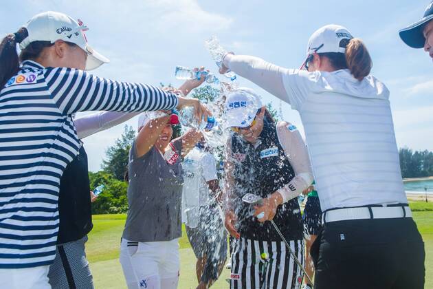 South Korean golfer Hong Ran celebrates after winning the Brunei Ladies Open golf tournament during the 2018 CLPGA Tour in Brunei, 19 March 2018. Hong Ran earned her first victory since 2010 on Monday (19 March 2018) when the South Korean golfer won the inaugural Brunei Ladies Open title after going wire-to-wire for a five stroke win. The 31-year-old closed with a bogey-free round of seven-under 64, the same score she posted in the opening round, to finish on 18-under par for the tournament. Her fourth career win was worth KRW140 million (US$130,774). Hong s compatriots Choi Ka-ram (64), Ji Han-sol (66) Han Jin-seon (68) and Jang Eun-soo (68) were equal runners-up at the Empire Hotel and Country Club course. The KRW700 million tournament was sanctioned by the China LPGA Golf Damen Tour, the Brunei Darussalam Golf Association and the LPGA of South Korea Tour (KLPGA). Hong goes wire-to-wire for Brunei win  pbu771107_12