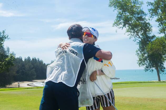 South Korean golfer Hong Ran celebrates after winning the Brunei Ladies Open golf tournament during the 2018 CLPGA Tour in Brunei, 19 March 2018. Hong Ran earned her first victory since 2010 on Monday (19 March 2018) when the South Korean golfer won the inaugural Brunei Ladies Open title after going wire-to-wire for a five stroke win. The 31-year-old closed with a bogey-free round of seven-under 64, the same score she posted in the opening round, to finish on 18-under par for the tournament. Her fourth career win was worth KRW140 million (US$130,774). Hong s compatriots Choi Ka-ram (64), Ji Han-sol (66) Han Jin-seon (68) and Jang Eun-soo (68) were equal runners-up at the Empire Hotel and Country Club course. The KRW700 million tournament was sanctioned by the China LPGA Golf Damen Tour, the Brunei Darussalam Golf Association and the LPGA of South Korea Tour (KLPGA). Hong goes wire-to-wire for Brunei win  pbu771107_15