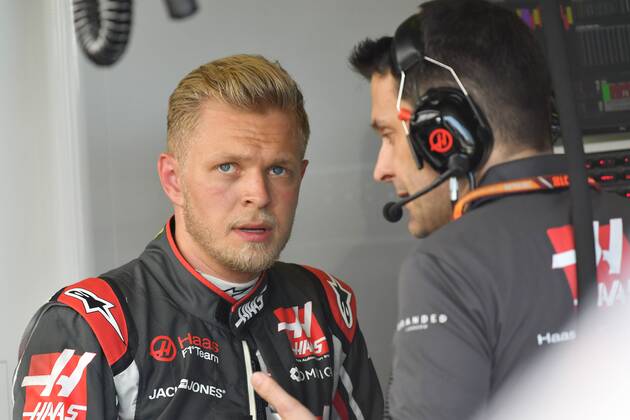 March 23, 2018: Kevin Magnussen (DEN) 20 from the Haas F1 Team talks to his team during practice session two at the 2018 Australian Formula One Grand Prix at Albert Park, Melbourne, Australia. Cal Media Formula One 2018: Australia - Practice 2 - ZUMAc04_ 20180323_zaf_c04_047 Copyright: xSydneyxLowx
