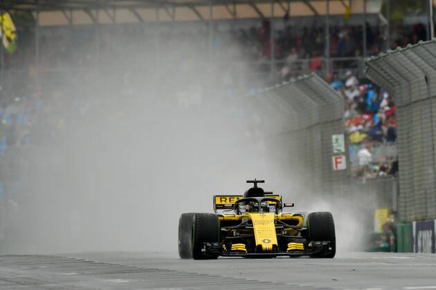 March 24, 2018: Nico Hulkenberg (DEU) 27 from the Renault F1 team creates a rooster tail down the main straight during practice session three at the 2018 Australian Formula One Grand Prix at Albert Park, Melbourne, Australia. Cal Sport Media Formula One 2018: Australia - Qualifying and Practice 3 - ZUMAc04_ 20180324_zaf_c04_009 Copyright: xSydneyxLowx