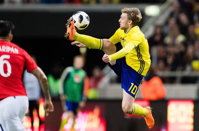 180324 Swedens Emil Forsberg takes down the ball during the football tournament in football between Sweden and Chile on March 24, 2018 in Stockholm  Copyright: ANDREASxLxERIKSSON BB180324AE041
