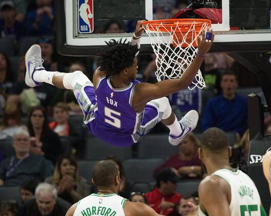 Themen der Woche - SPORT Bilder des Tages - SPORT March 25, 2018 - Sacramento, CA, USA - Sacramento Kings guard De Aaron Fox (5) hangs on the basket after scoring against the Boston Celtics on Sunday, March 25, 2018 at Golden 1 Center in Sacramento, Calif. Boston Celtics vs. Sacramento Kings - ZUMAm67_ 20180325_zaf_m67_049 Copyright: xPaulxKitagakixJrx