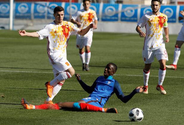 Spanish Brahim Diaz (L) vies for the ball with French Dembele during the European under 19 Elite qualifying round between the national soccer teams of Spain and France at the Guillermo Amor stadium in Benidorm, Spain, 27 March 2018. Spain vs. France !ACHTUNG: NUR REDAKTIONELLE NUTZUNG!  Copyright: xMORELLx BEN03 20180327-636577751815242078