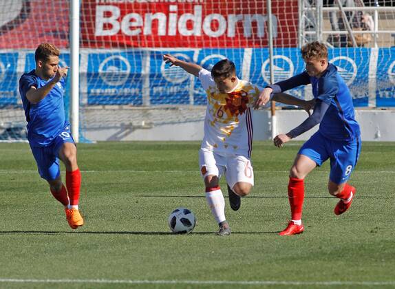 Spanish Peinado (C) vies for the ball with French Cuisance and Guitane during the European under 19 Elite qualifying round between the national soccer teams of Spain and France at the Guillermo Amor stadium in Benidorm, Spain, 27 March 2018. Spain vs. France !ACHTUNG: NUR REDAKTIONELLE NUTZUNG!  Copyright: xMORELLx BEN08 20180327-636577754313335248