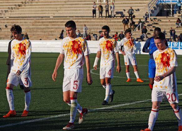 Spanish players react after being defeated by France 4-2 during the European under 19 Elite qualifying round between the national soccer teams of Spain and France at the Guillermo Amor stadium in Benidorm, Spain, 27 March 2018. Spain vs. France !ACHTUNG: NUR REDAKTIONELLE NUTZUNG!  Copyright: xMORELLx BEN11 20180327-636577774812257263