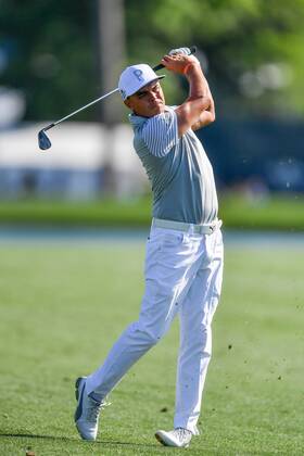 March 31, 2018: Rickie Fowler hits his approach shot on 18 during the Houston Open at the Golf Club of Houston in Humble, Texas. CSM PGA Golf Herren 2018: Houton Open MAR 31 - ZUMAc04_ 20180331_zaf_c04_169 Copyright: xChrisxBrownx