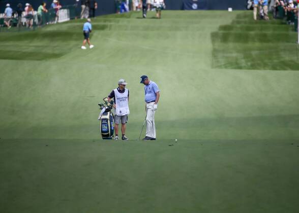 HUMBLE, TX - APRIL 01: Matt Kuchar (USA) looks over his approach shot on 2 during the final round of the Houston Open on April 1, 2018 at the Golf Club of Houston in Humble, Texas. (Photo by Leslie Plaza Johnson Icon Sportswire) GOLF: APR 01 PGA Golf Herren - Houston Open Icon180401087 EDITORIAL USE ONLY