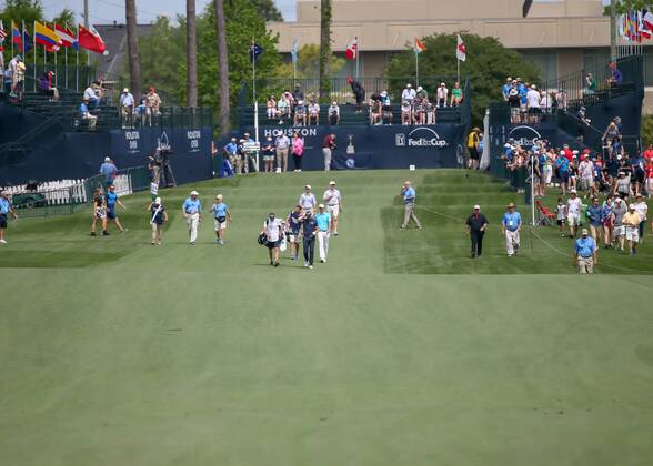 HUMBLE, TX - APRIL 01: Henrik Stenson (SWE) and Chesson Hadley (USA) head down 1 during the final round of the Houston Open on April 1, 2018 at the Golf Club of Houston in Humble, Texas. (Photo by Leslie Plaza Johnson Icon Sportswire) GOLF: APR 01 PGA Golf Herren - Houston Open Icon180401104 EDITORIAL USE ONLY