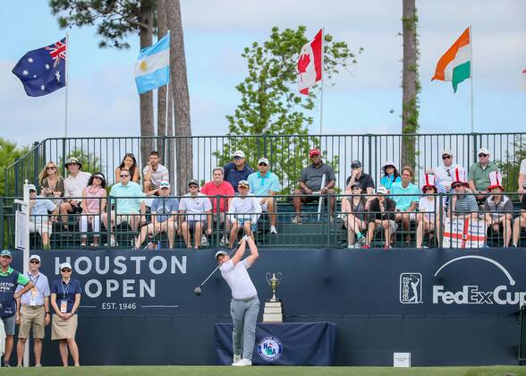 HUMBLE, TX - APRIL 01: Paul Dunne (IRE) watches his tee shot on 1 during the final round of the Houston Open on April 1, 2018 at the Golf Club of Houston in Humble, Texas. (Photo by Leslie Plaza Johnson Icon Sportswire) GOLF: APR 01 PGA Golf Herren - Houston Open Icon180401153 EDITORIAL USE ONLY
