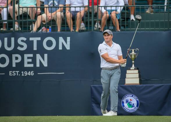 HUMBLE, TX - APRIL 01: Kevin Tway (USA) watches his tee shot on 2 during the final round of the Houston Open on April 1, 2018 at the Golf Club of Houston in Humble, Texas. (Photo by Leslie Plaza Johnson Icon Sportswire) GOLF: APR 01 PGA Golf Herren - Houston Open Icon180401154 EDITORIAL USE ONLY