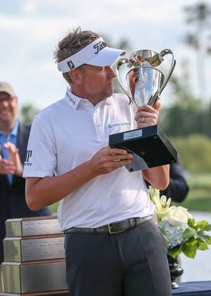 HUMBLE, TX - APRIL 01: Ian Poulter (GBR) kisses the Houston Open Championship trophy during the final round of the Houston Open on April 1, 2018 at the Golf Club of Houston in Humble, Texas. (Photo by Leslie Plaza Johnson Icon Sportswire) GOLF: APR 01 PGA Golf Herren - Houston Open Icon180401289 EDITORIAL USE ONLY