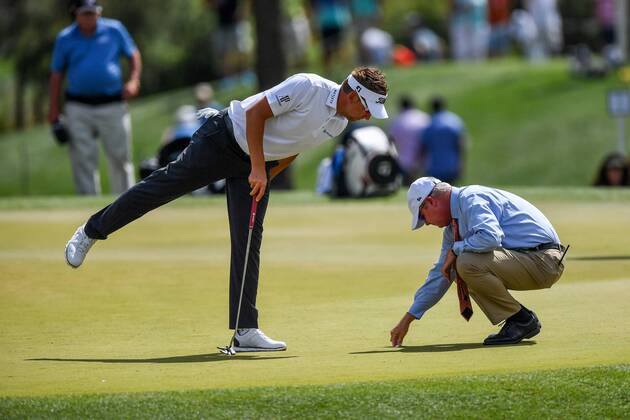 April 1, 2018: Ian Poulter inspects an official s repair of the hole during the Houston Open at the Golf Club of Houston in Humble, Texas. CSM PGA Golf Herren 2018: Houton Open APR 1 - ZUMAc04_ 20180401_zaf_c04_093 Copyright: xChrisxBrownx