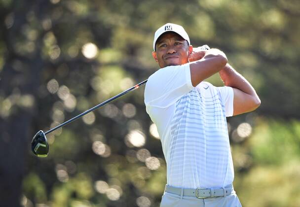 Bilder des Tages - SPORT Tiger Woods watches his drive on the 15th tee during a practice round prior to the Masters golf tournament at the Augusta National Golf Club, on April 3, 2018 in Augusta, Georgia.  AUG20180403305 KEVINxDIETSCH