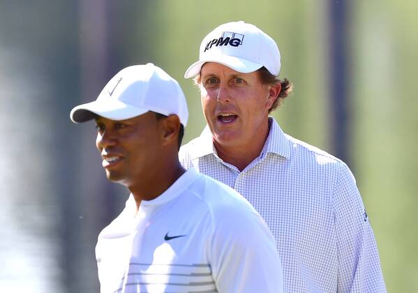 While Mickelson (R) and Tiger Woods talk as they prepare to putt no the 16th green during a practice round prior to the Masters golf tournament at the Augusta National Golf Club, on April 3, 2018 in Augusta, Georgia.  AUG20180403310 KEVINxDIETSCH
