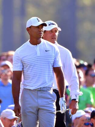 Tiger Woods (L) and Phil Mickelson watch together on the 12th tee during a practice round prior to the Masters golf tournament at the Augusta National Golf Club, on April 3, 2018 in Augusta, Georgia.  AUG20180403317 KEVINxDIETSCH