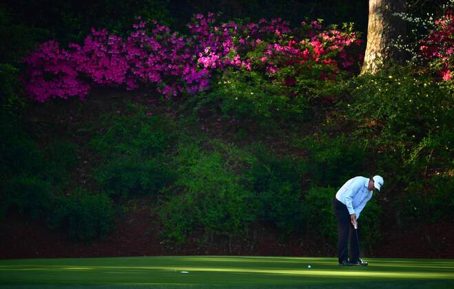 Phil Mickelson putts on the 12th green during a practice round prior to the Masters golf tournament at the Augusta National Golf Club, on April 3, 2018 in Augusta, Georgia.  AUG20180403328 KEVINxDIETSCH