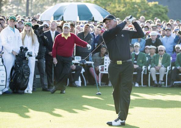 Honorary starters golf legends Gary Player watches his ball alongside fellow starter Jack Nicklaus during the opening ceremony for the 2018 Masters Tournament at the Augusta National Golf Club in Augusta, Georgia, on April 5, 2018.  AUG20180405311 KEVINxDIETSCH