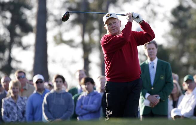 Honorary Starter Jack Nicklaus hits a tee shot on the first hole before the 1st round of the 2018 Masters Tournament at the Augusta National Golf Club in Augusta, Georgia, on April 5, 2018.  AUG20180405104 JOHNxANGELILLO