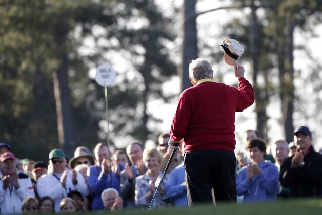 Honorary Starter Jack Nicklaus tips his cap to the patrons before hitting a tee shot on the first hole before the 1st round of the 2018 Masters Tournament at the Augusta National Golf Club in Augusta, Georgia, on April 5, 2018.  AUG20180405105 JOHNxANGELILLO