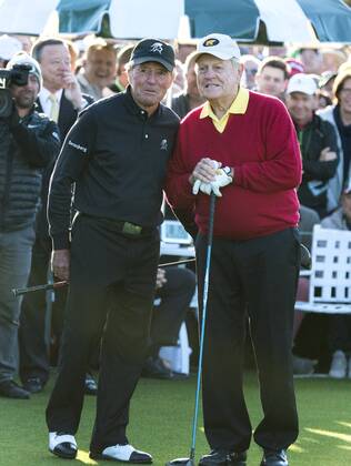 Honorary starters golf legends Gary Player (L) and Jack Nicklaus embrace during the opening ceremony for the 2018 Masters Tournament at the Augusta National Golf Club in Augusta, Georgia, on April 5, 2018.  AUG20180405309 KEVINxDIETSCH